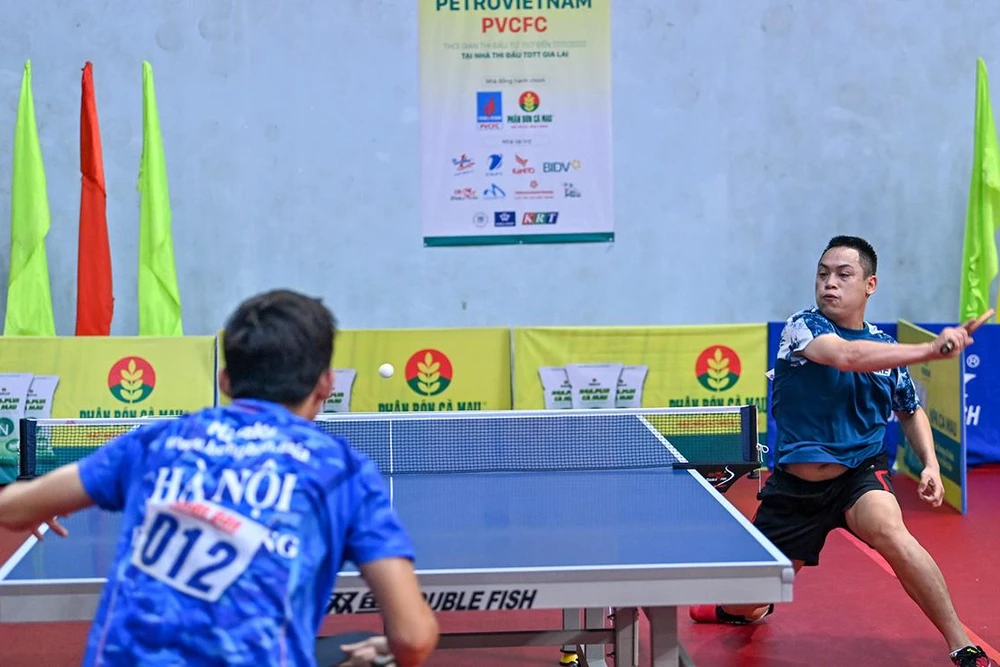 Cuộc đối đầu giữa Đinh Anh Hoàng và Lê Tiến Đạt (bên phải) tại tứ kết đơn nam là một trong những trận đấu hấp dẫn nhất tại giải. (Ảnh MINH HÀ)