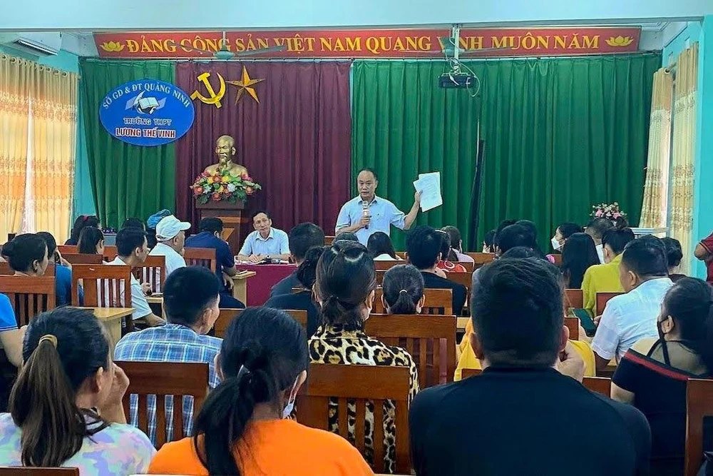 Quang cảnh buổi họp giữa đại diện Ủy ban nhân dân thành phố, Phòng giáo dục và Ban Giám hiệu Trường Trung học phổ thông Lương Thế Vinh với phụ huynh học sinh bị trả hồ sơ.