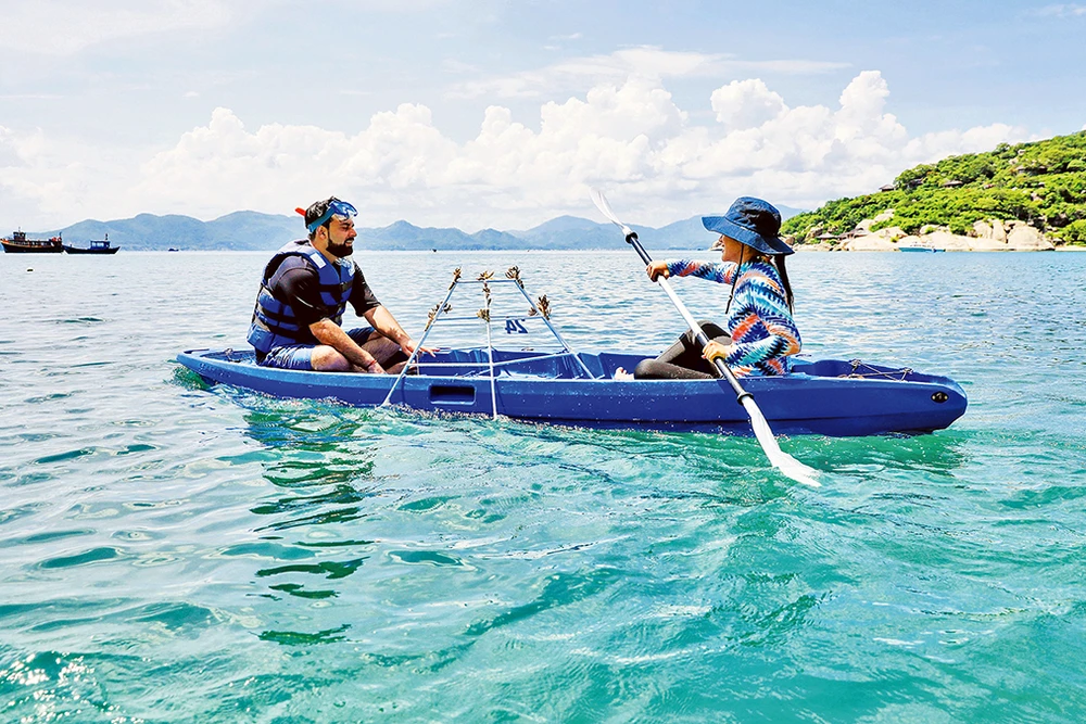 Khách du lịch tham gia hoạt động trồng san hô tại vịnh Ninh Vân. (Ảnh: Six Senses Ninh Van Bay)