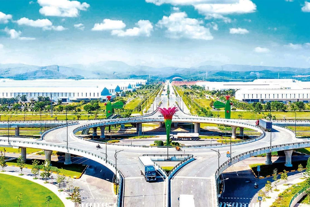 Cầu vượt vòng xuyến 2 tầng giữa QL1A và đường sắt Bắc-Nam có đường trục chính từ cảng Chu Lai đến đường cao tốc Đà Nẵng-Quảng Ngãi.