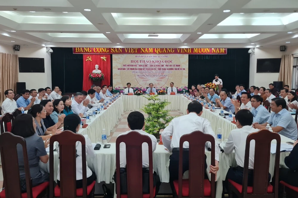 Quang cảnh Hội thảo “Thực hiện bài học “dân là gốc”, “dân là trung tâm”; phát huy sức mạnh nhân dân, sức mạnh đại đoàn kết toàn dân tộc - Thực trạng và những vấn đề đặt ra”.