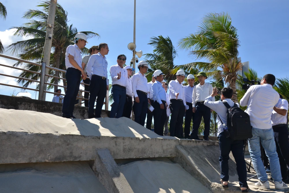 Đồng chí Nguyễn Văn Quảng, Bí thư Thành ủy Đà Nẵng kiểm tra thực tế về xử lý tình trạng nước thải chảy ra bãi biển.