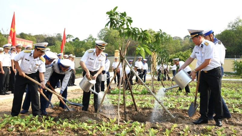 Thủ trưởng Bộ Tư lệnh Vùng 5 Hải quân và các đại biểu trồng cây trong khuôn viên sở chỉ huy sau lễ phát động.