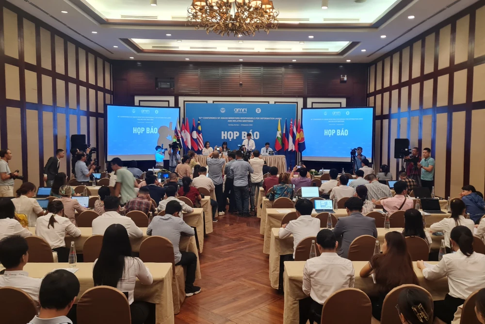 Quang cảnh buổi họp báo, thông tin về Hội nghị Bộ trưởng Thông tin ASEAN lần thứ 16, Hội nghị Bộ trưởng Thông tin ASEAN+3 lần thứ 7 và các Hội nghị Quan chức cấp cao liên quan.