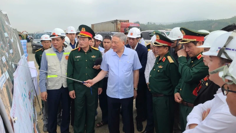 Phó Thủ tướng Thường trực Nguyễn Hòa Bình khảo sát hiện trường và làm việc với lãnh đạo thành phố Đà Nẵng, chủ đầu và nhà thầu cao tốc Hòa Liên-Túy Loan.