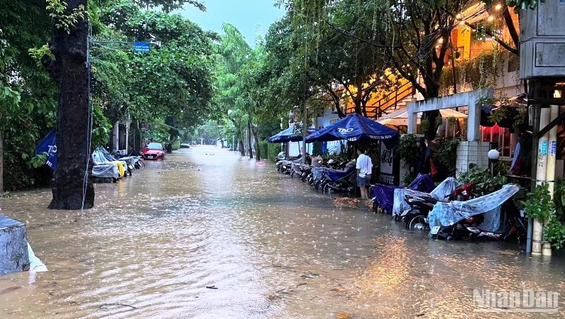 Mưa gây ngập úng cục bộ nhiều tuyến đường tại thành phố Huế trong tháng 9 vừa qua.