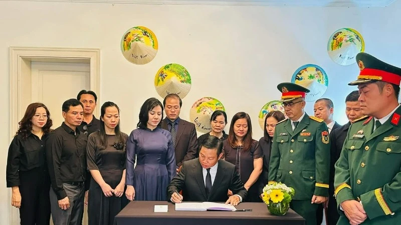 Đại sứ Vũ Trung Mỹ ghi sổ tang tưởng niệm nguyên Chủ tịch nước Trần Đức Lương (Ảnh: Đại sứ quán Việt Nam tại Venezuela)