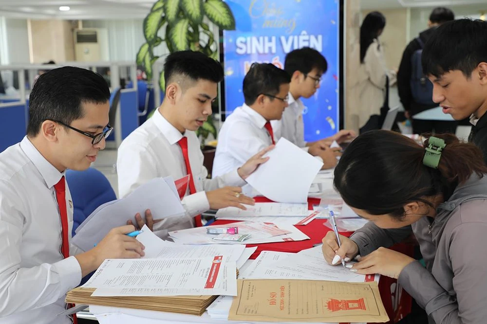 Thí sinh làm hồ sơ đăng ký nhập học tại Trường đại học Quốc tế Sài Gòn.