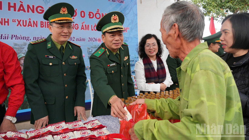 Thiếu tướng Nguyễn Văn Thiện, Phó Tư lệnh Bộ đội Biên phòng và lãnh đạo Bộ đội Biên phòng Hải Phòng trao nhu yếu phẩm tại gian hàng “0 đồng” cho nhân dân.