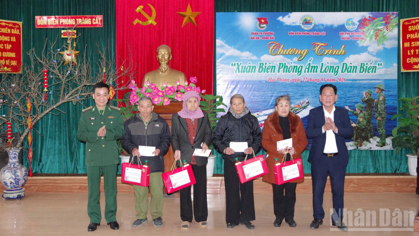 Đại tá Kiều Mạnh Hiệp, Phó chính ủy Bộ đội Biên phòng Hải Phòng và Phó Chủ tịch Ủy ban nhân dân phường Hải An Bùi Quang Ngân trao quà cho các gia đình có hoàn cảnh khó khăn.