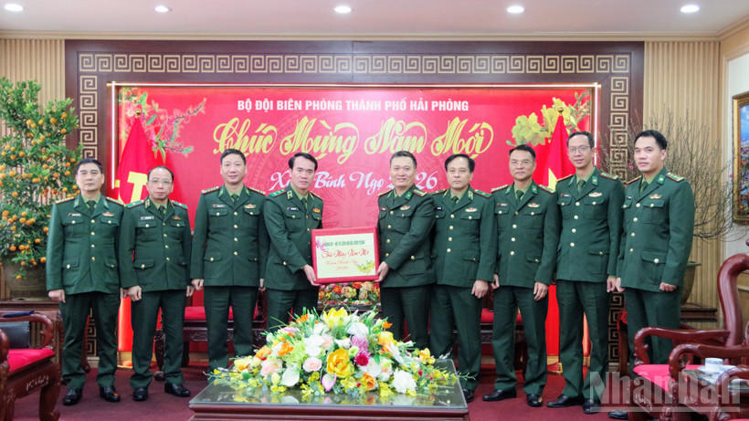 Trung tướng Vũ Trung Kiên thay mặt Đảng ủy, Bộ Tư lệnh Bộ đội Biên phòng tặng quà cho cán bộ, chiến sĩ Bộ đội Biên phòng thành phố nhân dịp Tết Nguyên đán Bính Ngọ 2026.