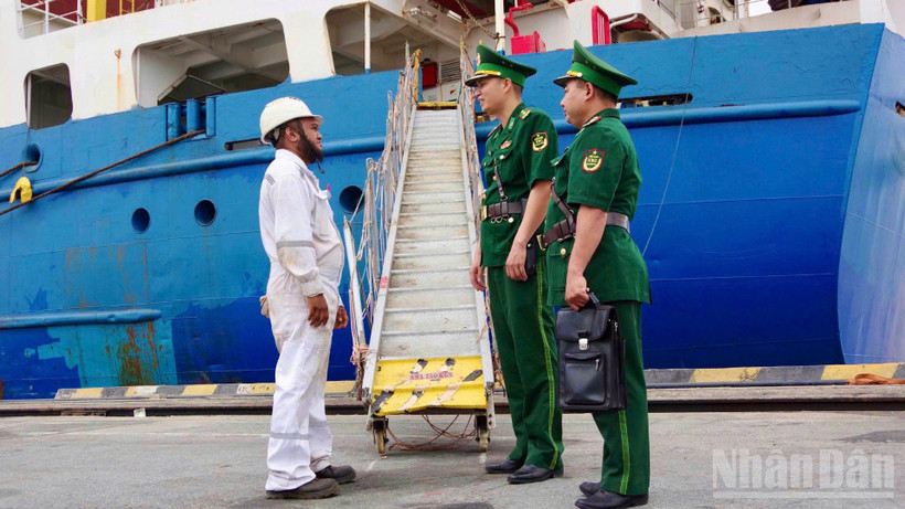 Cán bộ, chiến sĩ Biên phòng Cửa khẩu cảng Hải Phòng giao tiếp với thuyền viên người nước ngoài.