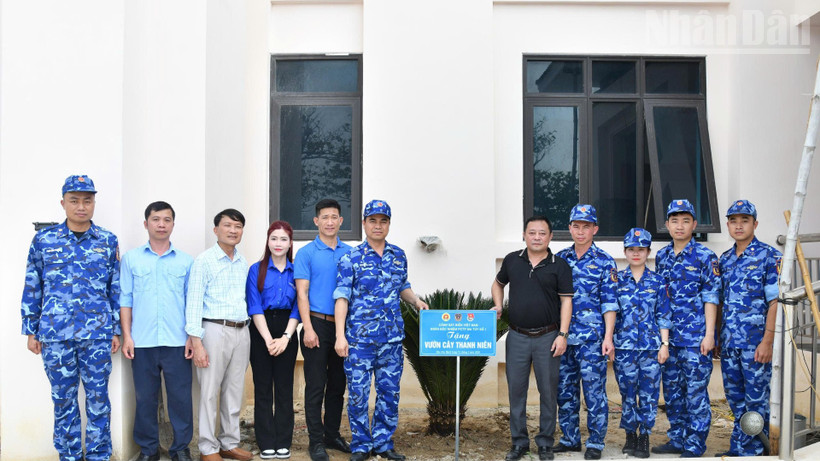 Đoàn viên thanh niên Đoàn Đặc nhiệm Phòng chống tội phạm ma túy số 1 trồng cây tặng Liên đội Thanh niên xung phong Bạch Long Vĩ (Hải Phòng).