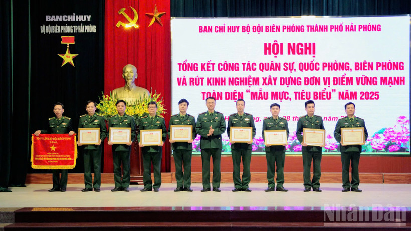 Đại tá Phạm Hồng Phong, Bí thư Đảng ủy, Chính ủy Bộ đội Biên phòng thành phố trao thưởng cho các tập thể có thành tích xuất sắc trong Phong trào Thi đua Quyết thắng năm 2025.