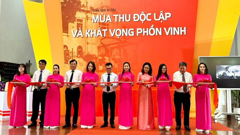 Các đại biểu cắt băng khai mạc triển lãm.