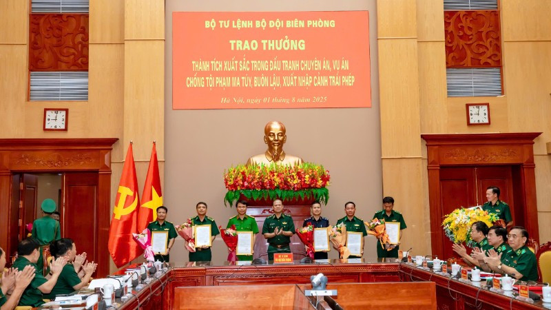 Đồng chí Trung tướng Nguyễn Anh Tuấn, Chính ủy Bộ đội Biên phòng trao thưởng cho các đơn vị có thành tích xuất sắc. (Ảnh: Bộ Tư lệnh Bộ đội Biên phòng)