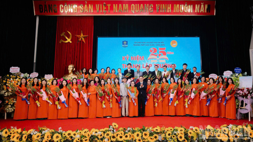 Các đại biểu và thầy, cô giáo chụp ảnh kỷ niệm.