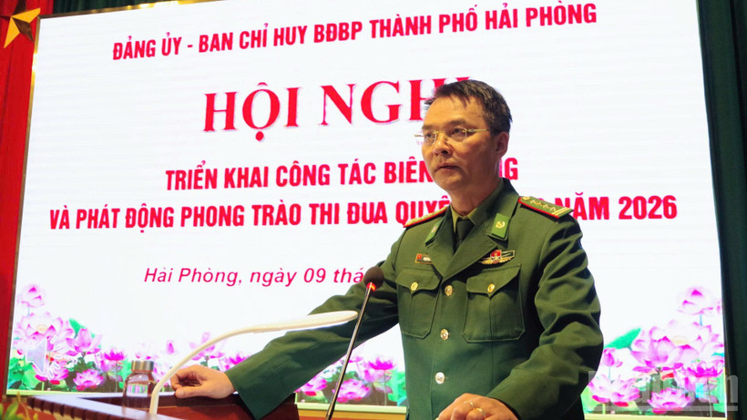 Đại tá Phạm Hồng Phong, Bí thư Đảng ủy, Chính ủy Bộ đội Biên phòng thành phố Hải Phòng quán triệt đợt sinh hoạt chính trị đầu năm tại hội nghị.