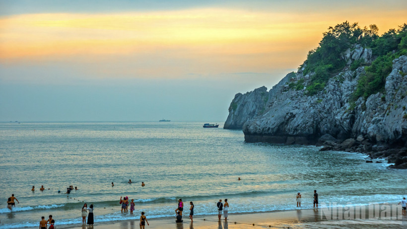 Biển trời giao hòa, sơn thủy hữu tình và những bãi biển đẹp làm nên sự quyến rũ đầy mê hoặc của Cát Bà.