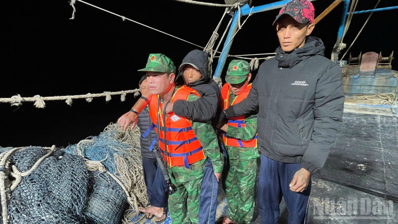 Đồn Biên phòng Cát Bà hỗ trợ thuyền viên bị nạn đưa đi cấp cứu.