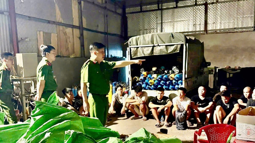 Đại tá Bùi Trung Thành, Phó Giám đốc, Thủ trưởng Cơ quan CSĐT Công an thành phố Hải Phòng trực tiếp có mặt tại hiện trường chỉ đạo công tác điều tra.