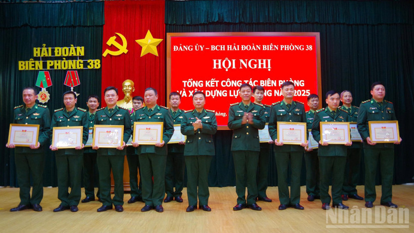 Đảng ủy, Ban Chỉ huy Hải đoàn trao thưởng cho tập thể, cá nhân trong phong trào thi đua quyết thắng năm 2025.