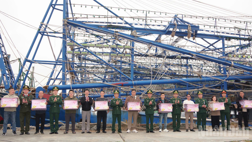 Đại tá Kiều Mạnh Hiệp, Phó Chính ủy Bộ đội Biên phòng thành phố và đồng chí Nguyễn Trọng Nghĩa, Chủ tịch Ủy ban nhân dân phường Nam Triệu trao quà cho ngư dân.