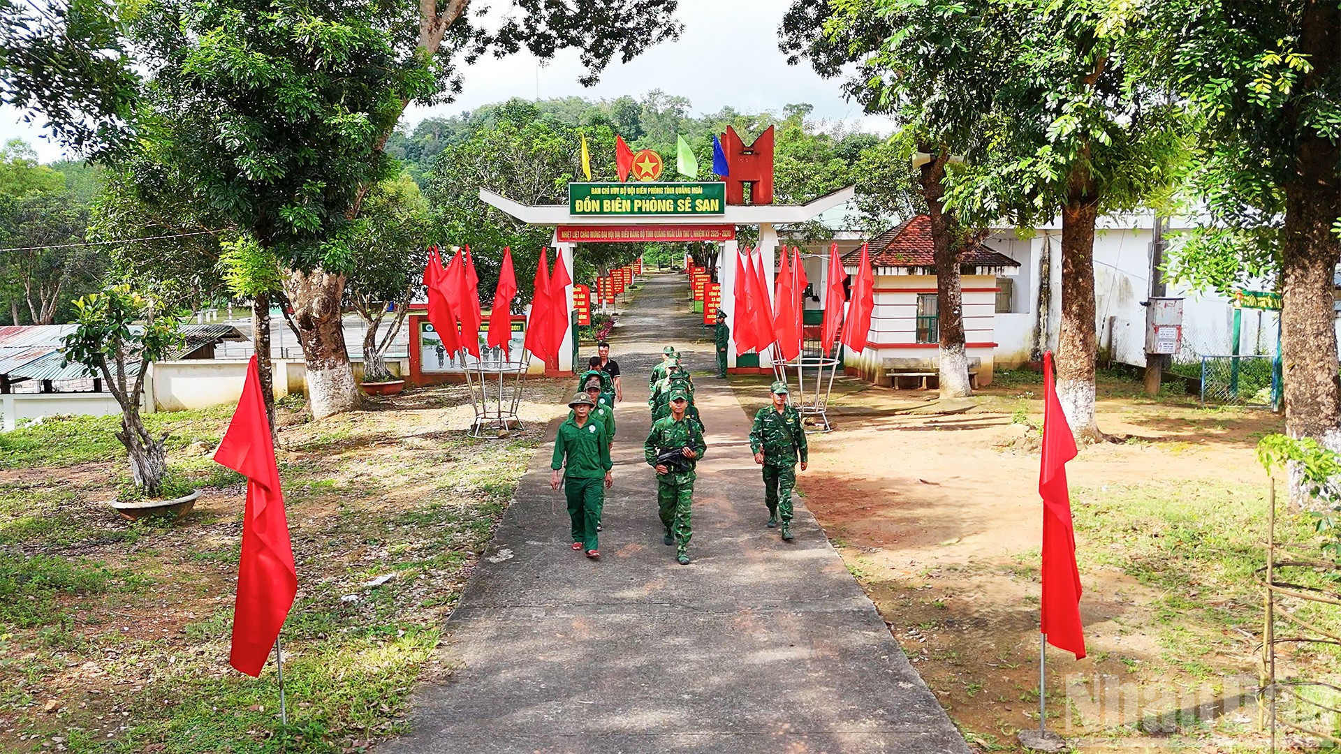 Cán bộ, chiến sĩ Đồn Biên phòng Sê San cùng nhân dân lên đường thực hiện nhiệm vụ tuần tra biên giới ndo_br_a5.jpg