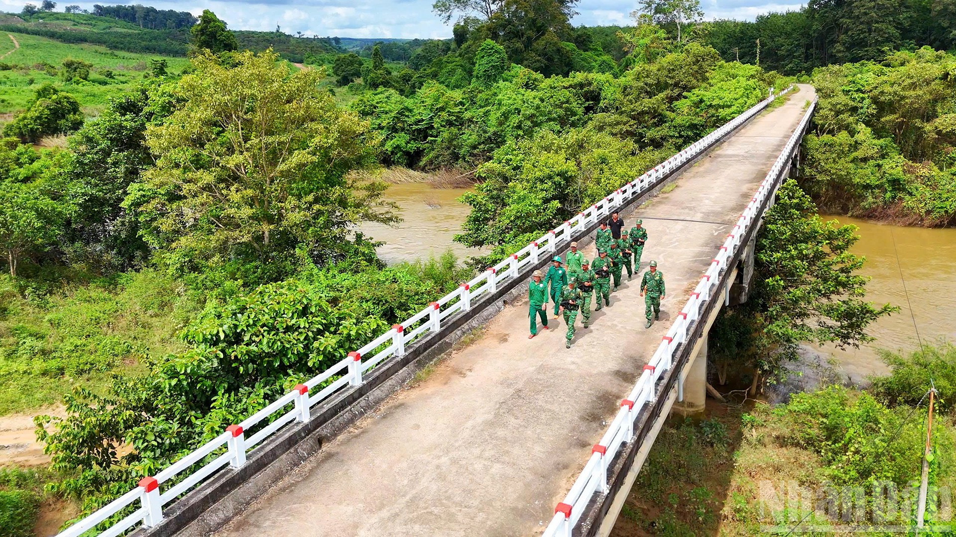 Cán bộ, chiến sĩ Đồn Biên phòng Sê San cùng người dân đi tuần tra tuyến đường biên giới ndo_br_a3.jpg