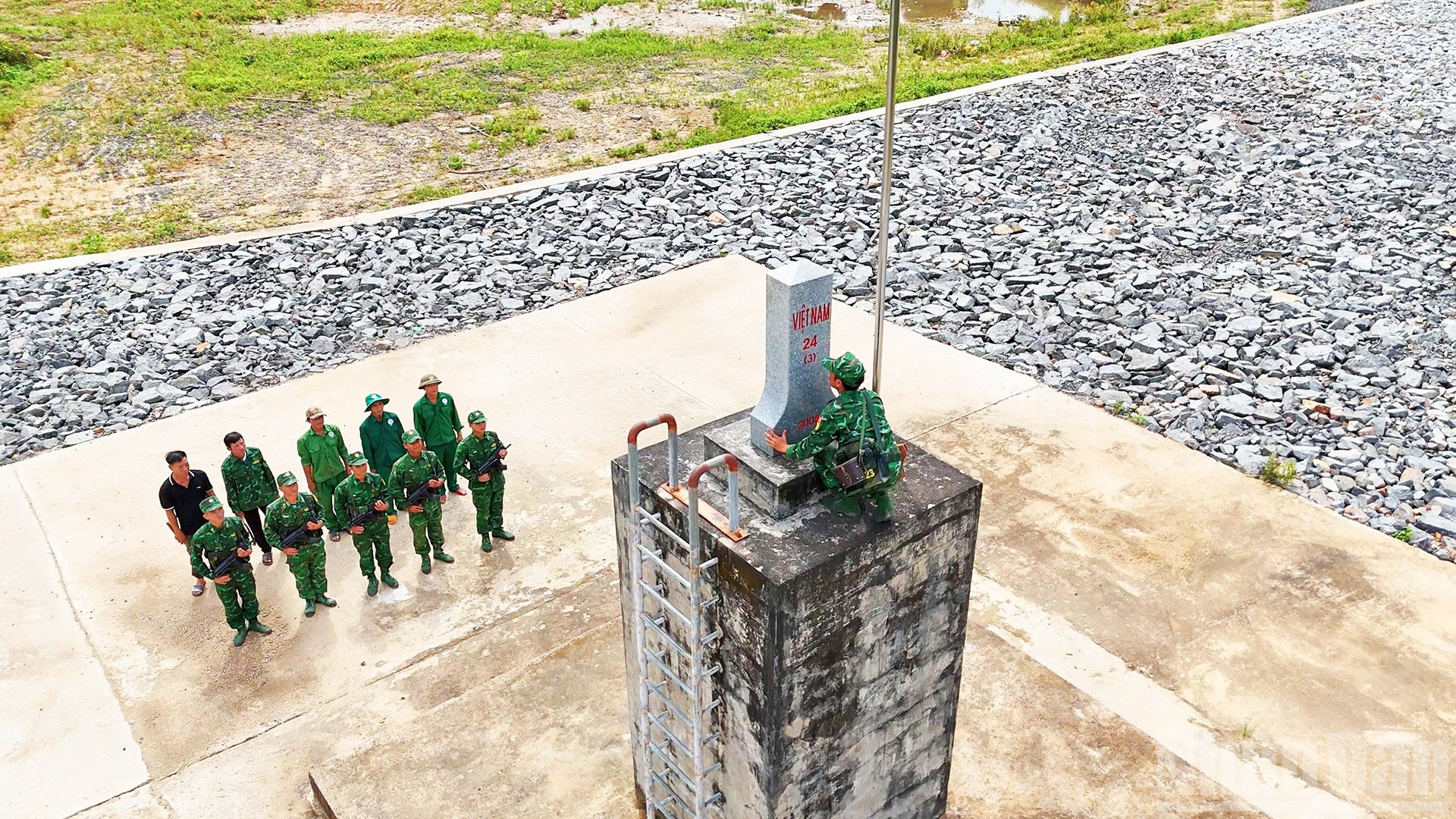 Cán bộ, chiến sĩ Đồn Biên phòng Sê San kiểm tra cột mốc 24