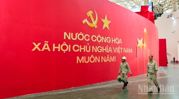 Triển lãm gây ấn tượng mạnh bằng các biểu trưng, biểu tượng, biểu ngữ quy mô lớn, hứa hẹn thu hút đông đảo khách tham quan.