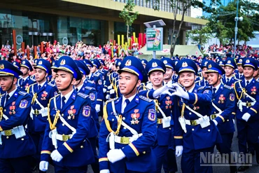 Tình cảm của các chiến sĩ cảnh sát biển gửi đến người dân đang cuồng nhiệt cổ vũ trên đường đoàn quân đi qua.