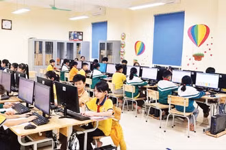 Học sinh Trường tiểu học Thụy An (huyện Ba Vì) học tập trên môi trường số.