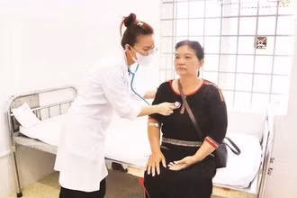 Cán bộ y tế tỉnh Đắk Lắk thăm khám sức khỏe cho đối tượng chính sách phường Tân An.