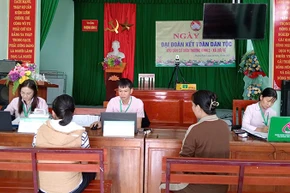 Giao dịch của cán bộ Phòng giao dịch Ngân hàng Chính sách xã hội Quảng Xương (Thanh Hóa) tại xã Lưu Vệ. (Ảnh: luuve.thanhhoa.gov.vn)