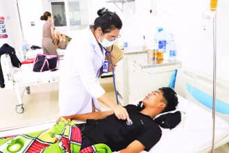 Bệnh nhân mắc sốt xuất huyết đang được điều trị tại Khoa Truyền nhiễm, Bệnh viện đa khoa vùng Tây Nguyên.