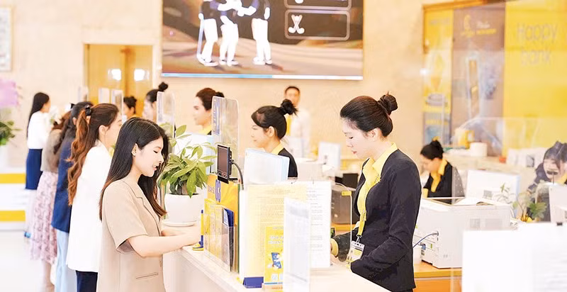 Quý I/2026, vốn tín dụng vào hoạt động sản xuất, kinh doanh tại Thành phố Hồ Chí Minh tiếp tục tăng trưởng (Ảnh: Khách hàng giao dịch tại Ngân hàng thương mại cổ phần Nam Á)