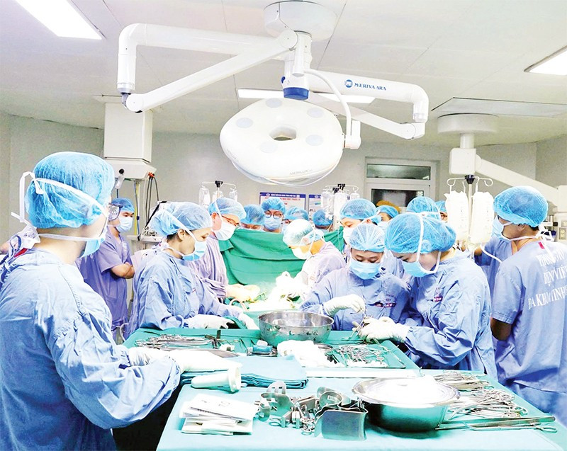 Các y, bác sĩ Bệnh viện đa khoa tỉnh Phú Thọ thực hiện ca ghép tạng.