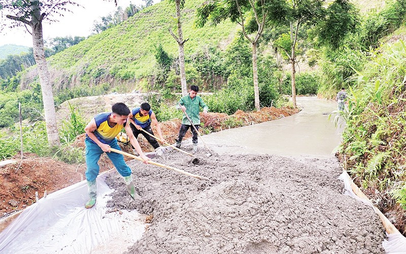 Qua phong trào thi đua "Dân vận khéo" đã huy động hàng trăm nghìn ngày công lao động để làm đường giao thông nông thôn.