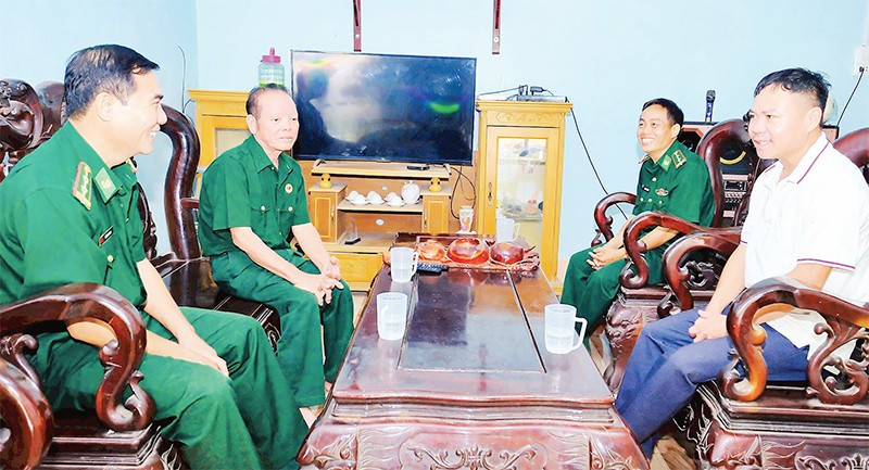 Đảng viên Đồn Biên phòng Thanh Hòa xuống địa bàn nắm tình hình ở hộ gia đình mình phụ trách.