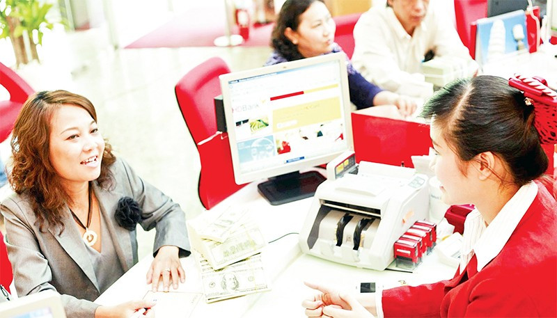 Giao dịch vay vốn tại một ngân hàng thương mại ở Thành phố Hồ Chí Minh. (Ảnh THẾ ANH)