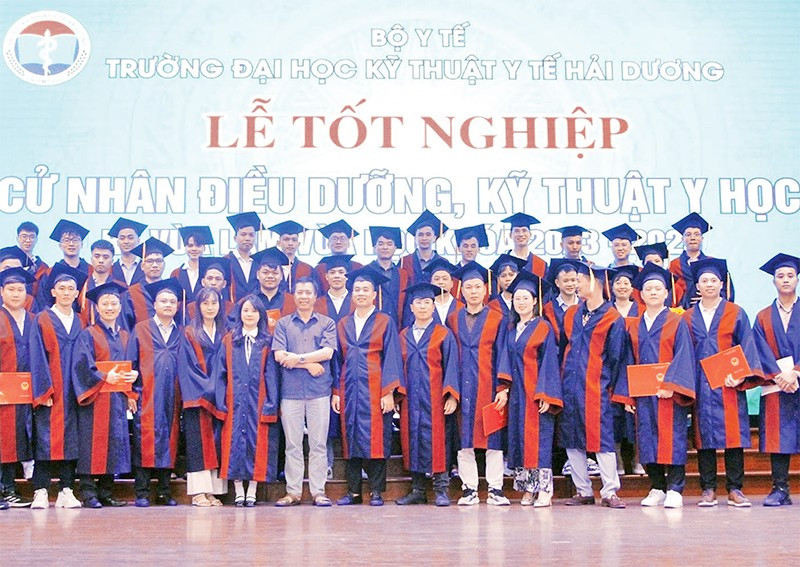 Một buổi lễ tốt nghiệp cử nhân điều dưỡng, kỹ thuật y học tại Trường đại học Kỹ thuật y tế Hải Dương.