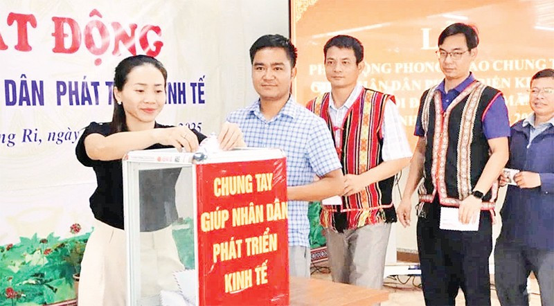 Cán bộ, viên chức xã Măng Ri ủng hộ tại lễ phát động.