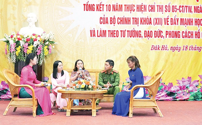 Đại diện chi bộ Tổ dân phố 8, xã Đăk Hà chia sẻ về những mô hình hay, cách làm hiệu quả tại cơ sở.
