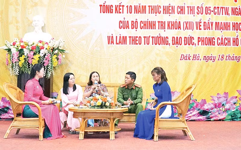 Đại diện chi bộ Tổ dân phố 8, xã Đăk Hà chia sẻ về những mô hình hay, cách làm hiệu quả tại cơ sở.