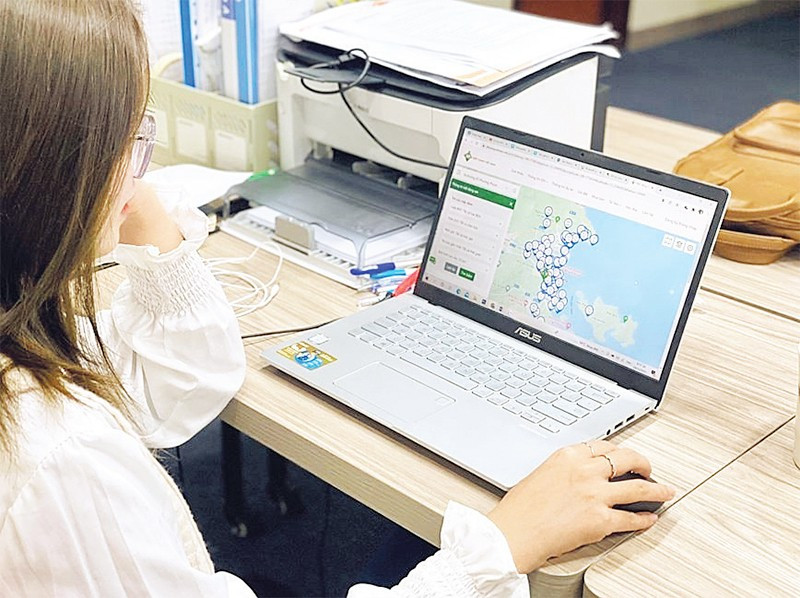 Người dân tra cứu trên hệ thống tra cứu trực tuyến về thông tin quy hoạch, đất đai. (Ảnh NGUYỄN VÂN)