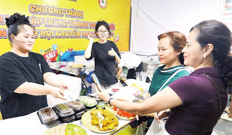 Các hình thức thanh toán không tiền mặt ngày càng được người dân lựa chọn sử dụng.