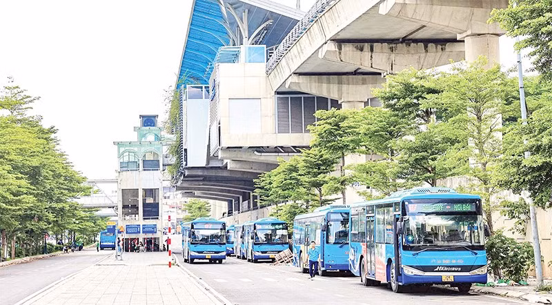 Xe buýt được bố trí tại nhà ga S9 (Cầu Giấy) để tăng hiệu quả phục vụ hành khách.