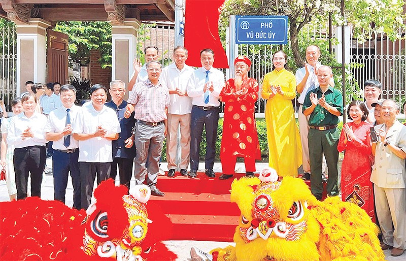 Lễ gắn biển phố Vũ Đức Úy tại phường Thanh Liệt.
