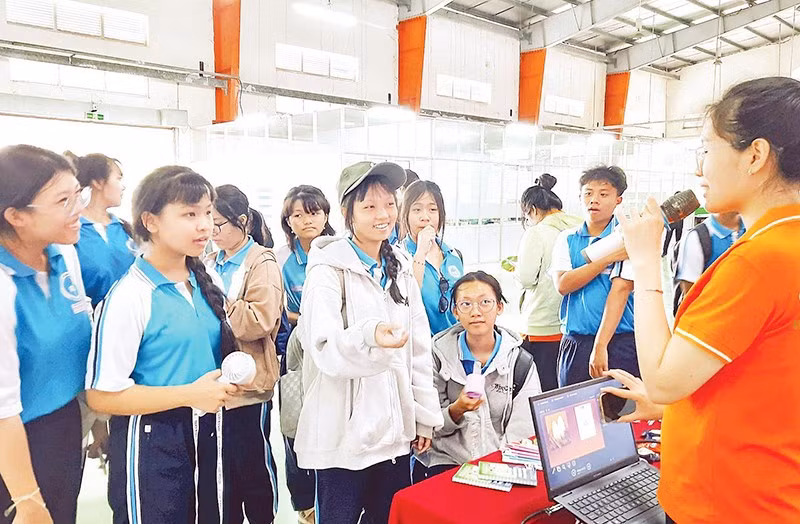 Học sinh Trường THCS Nguyễn Gia Thiều trải nghiệm tư vấn hướng nghiệp thực tế tại Trường cao đẳng Công nghệ cao Đồng An.